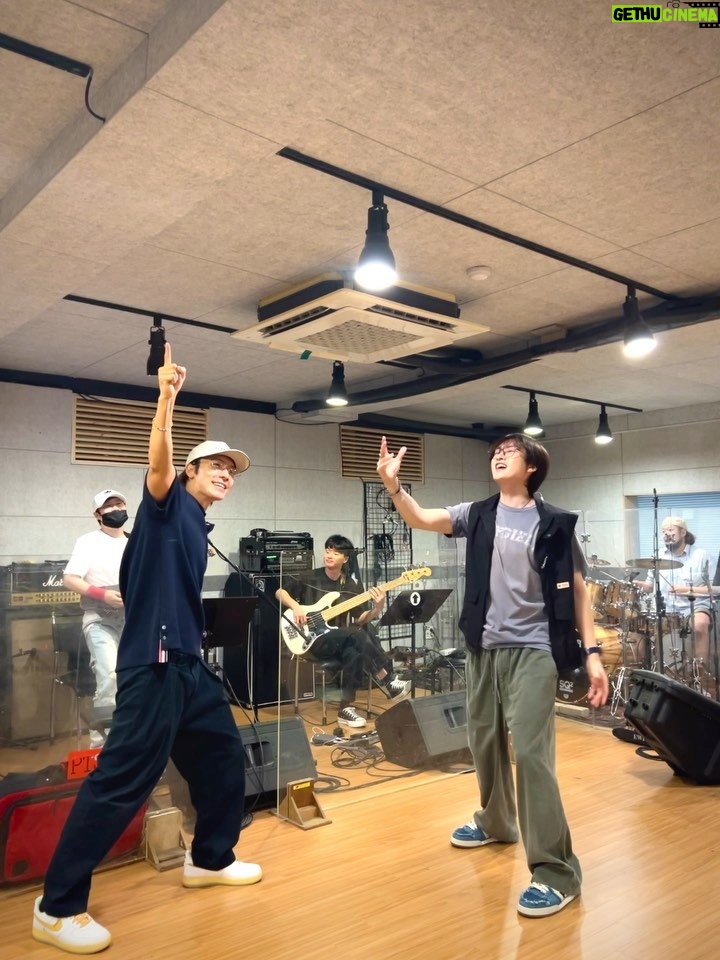 Donghae Instagram - 저희가 🥁 드디어 🎸 DElight를 🎹 시작을 🎺 합니다 !!!!!!!!!