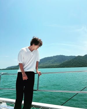 Donghae Instagram - 🌊 🛥️