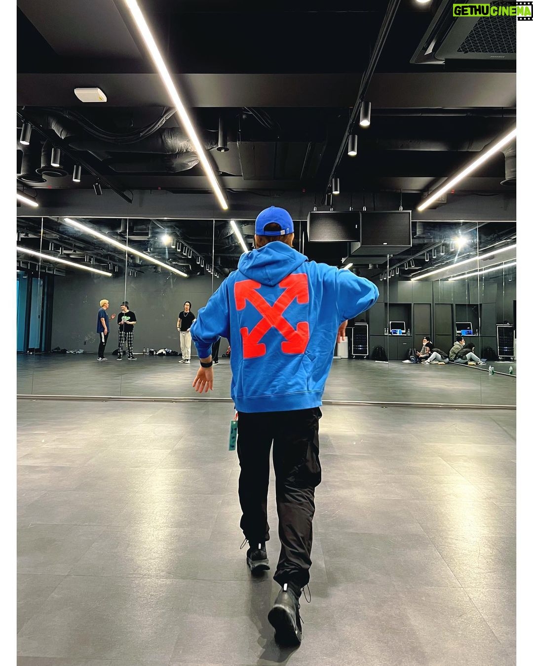 Donghae Instagram - I will dance and sing excitedly this Saturday and Sunday. Don't stop anyone :) 이번주 토요일 일요일에 만나요 슈퍼쇼9 앵콜 💙