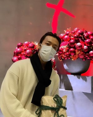 Donghae Instagram - 2022년 너무 수고하셨습니다. 지나간 시간은 다시 돌아오지 않기에 얼마나 소중하고 값진 것인지 알게 해준 한 해였습니다. 무엇보다 가족과 연인과 지인분들과 내일이 없을 것처럼 사랑하시는 2023년이 되길 바라겠습니다. 축복하고 사랑합니다 💙