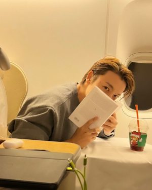 Donghae Instagram - I am happy to experience many things through books 얼마남지 않은 2022년도 잘 마무리 하시길바래요 :)