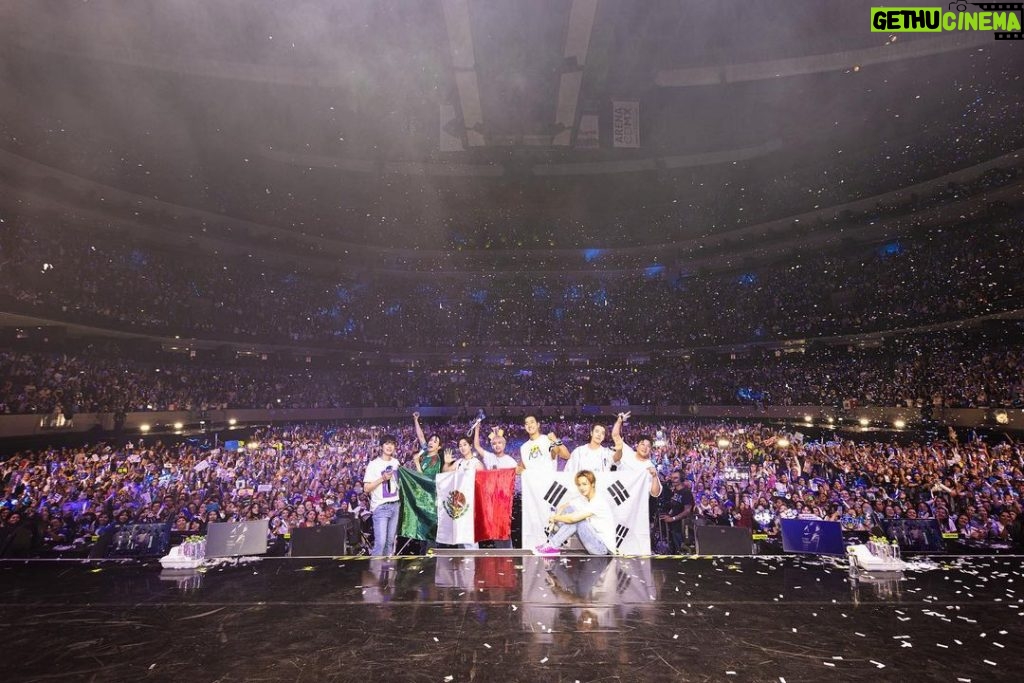 Donghae Instagram - I’ll never for get this moment:) we’ll be back soon I love you guys 💙