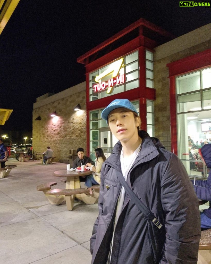 Donghae Instagram - LA_ I stayed for a while, but I was happy 😃