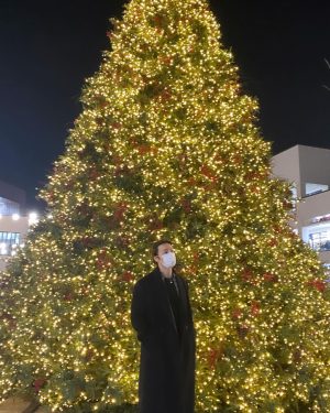 Donghae Instagram - 2022년 너무 수고하셨습니다. 지나간 시간은 다시 돌아오지 않기에 얼마나 소중하고 값진 것인지 알게 해준 한 해였습니다. 무엇보다 가족과 연인과 지인분들과 내일이 없을 것처럼 사랑하시는 2023년이 되길 바라겠습니다. 축복하고 사랑합니다 💙