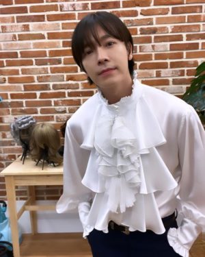 Donghae Instagram - 2022년 너무 수고하셨습니다. 지나간 시간은 다시 돌아오지 않기에 얼마나 소중하고 값진 것인지 알게 해준 한 해였습니다. 무엇보다 가족과 연인과 지인분들과 내일이 없을 것처럼 사랑하시는 2023년이 되길 바라겠습니다. 축복하고 사랑합니다 💙