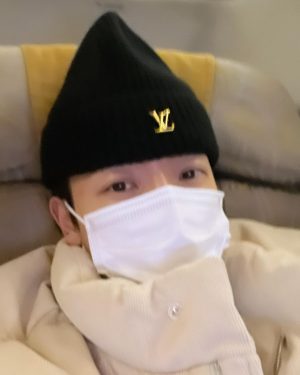 Donghae Instagram - 2022년 너무 수고하셨습니다. 지나간 시간은 다시 돌아오지 않기에 얼마나 소중하고 값진 것인지 알게 해준 한 해였습니다. 무엇보다 가족과 연인과 지인분들과 내일이 없을 것처럼 사랑하시는 2023년이 되길 바라겠습니다. 축복하고 사랑합니다 💙