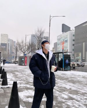Donghae Instagram - 2022년 너무 수고하셨습니다. 지나간 시간은 다시 돌아오지 않기에 얼마나 소중하고 값진 것인지 알게 해준 한 해였습니다. 무엇보다 가족과 연인과 지인분들과 내일이 없을 것처럼 사랑하시는 2023년이 되길 바라겠습니다. 축복하고 사랑합니다 💙