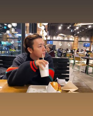 Donghae Instagram - 2022년 너무 수고하셨습니다. 지나간 시간은 다시 돌아오지 않기에 얼마나 소중하고 값진 것인지 알게 해준 한 해였습니다. 무엇보다 가족과 연인과 지인분들과 내일이 없을 것처럼 사랑하시는 2023년이 되길 바라겠습니다. 축복하고 사랑합니다 💙