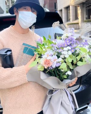 Donghae Instagram - 행복하고 감사한 주일예배 마치고 꽃선물 :) 감사해요^^