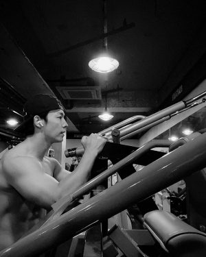 Donghae Instagram - I just got off from ma workout. Happy weekend.  #하루의마무리