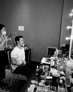 Donghae Instagram - we should work out everyday for my body , mind , future well being and my family. working out always make’s me happy .
