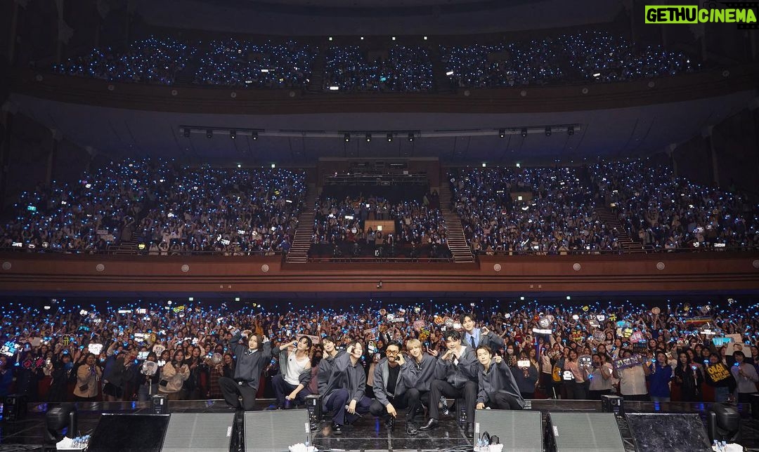 Donghae Instagram - 슈퍼주니어 18주년. 사랑하는 멤버들과 중학교 때부터 지금까지 함께라는 게 너무너무 감사하네요. 그리고 20살 때 ELF를 만나 18년 동안 저희 곁을 지켜줘서 든든하고 감사해요. 영원한 친구 ELF 만나 모든 계절을 함께 보낼 수 있는 것도 감사해요. 앞으로 우리 함께 더 걸어가요 :) ELF를 위해 많은 선물을 준비할게요💙