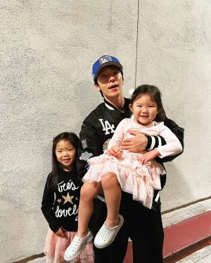 Donghae Instagram - Thank you for celebrating my birthday. I met my friends ,fans  in LA and had a great time. I hope you make good memories with your loved ones.
