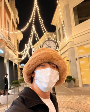 Donghae Instagram - Thank you for celebrating my birthday. I met my friends ,fans  in LA and had a great time. I hope you make good memories with your loved ones.