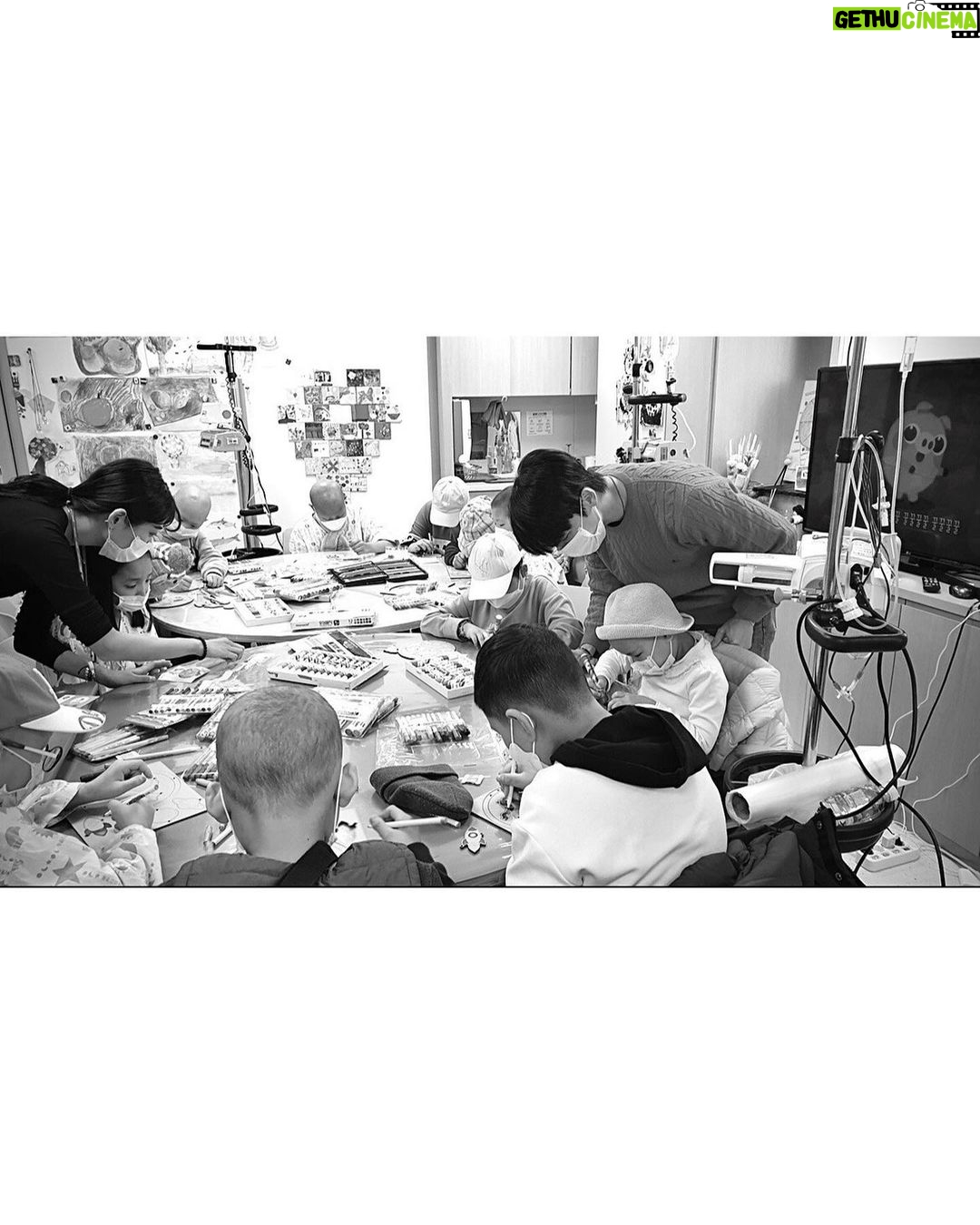 Donghae Instagram - 어린아이들은 함께 있어주고 함께 얘기해 주고 함께 놀아주는 걸 좋아합니다 우리는 옆에 있는 어린아이들과 함께해 주고 꿈과 희망을 줘야 합니다^^ Children like to play, talk, and hang around with people. We need to be around them to give dreams and hopes to them.