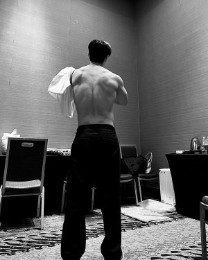 Donghae Instagram - we should work out everyday for my body , mind , future well being and my family. working out always make’s me happy .