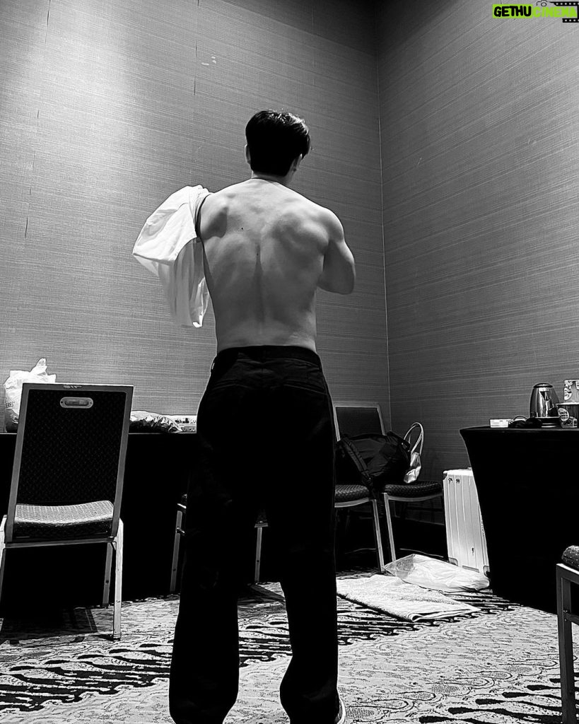 Donghae Instagram - we should work out everyday for my body , mind , future well being and my family. working out always make’s me happy .