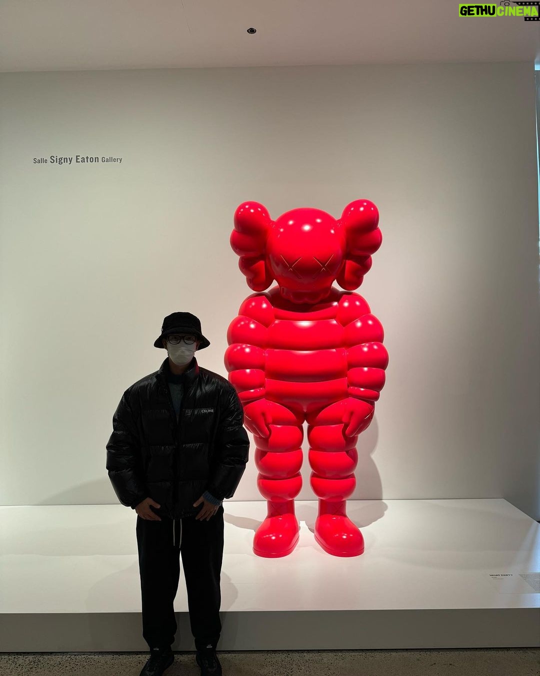 Donghae Instagram - I was so happy to see my favorite exhibition in Toronto. #kawsfamily AGO - Art Gallery of Ontario