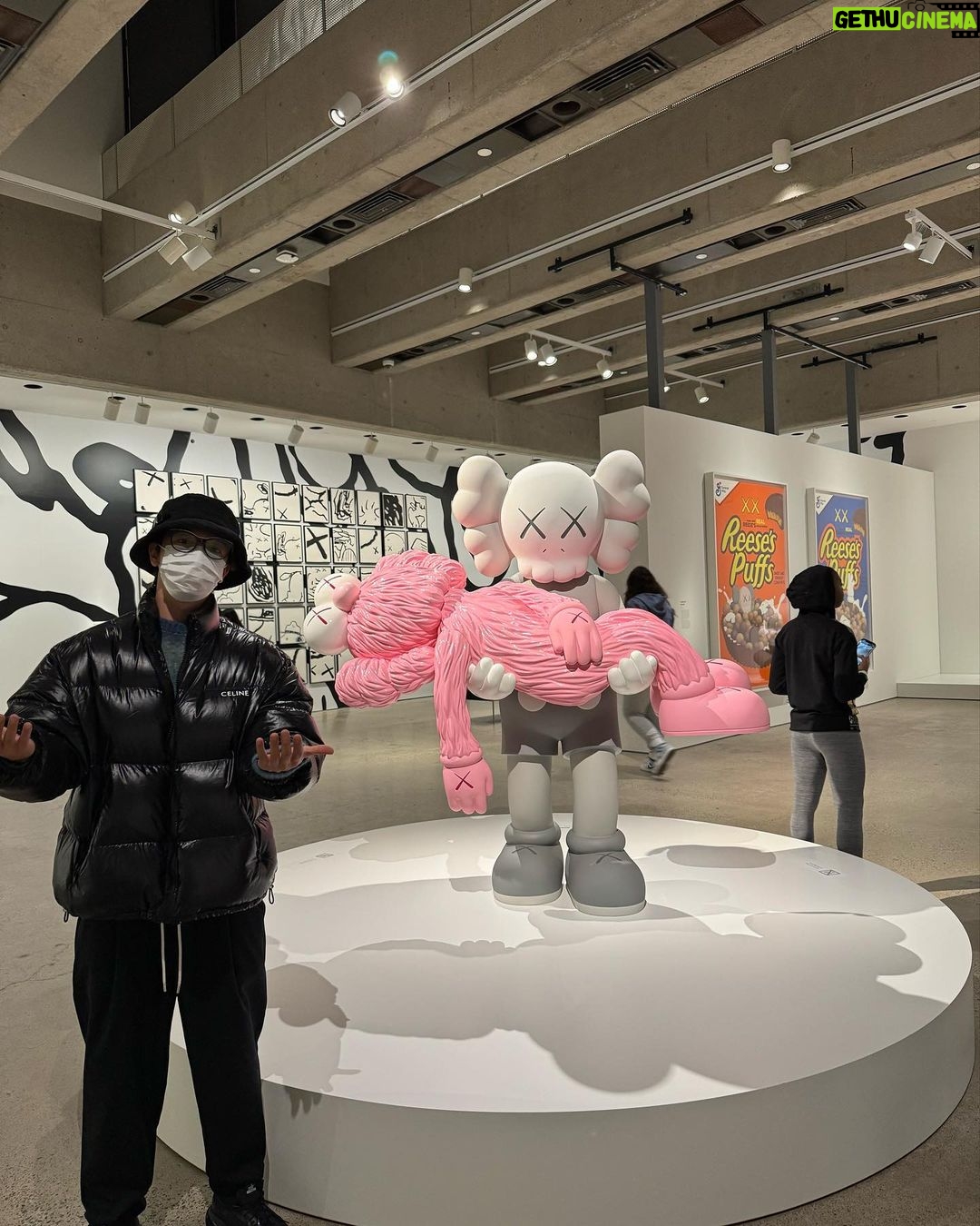 Donghae Instagram - I was so happy to see my favorite exhibition in Toronto. #kawsfamily AGO - Art Gallery of Ontario