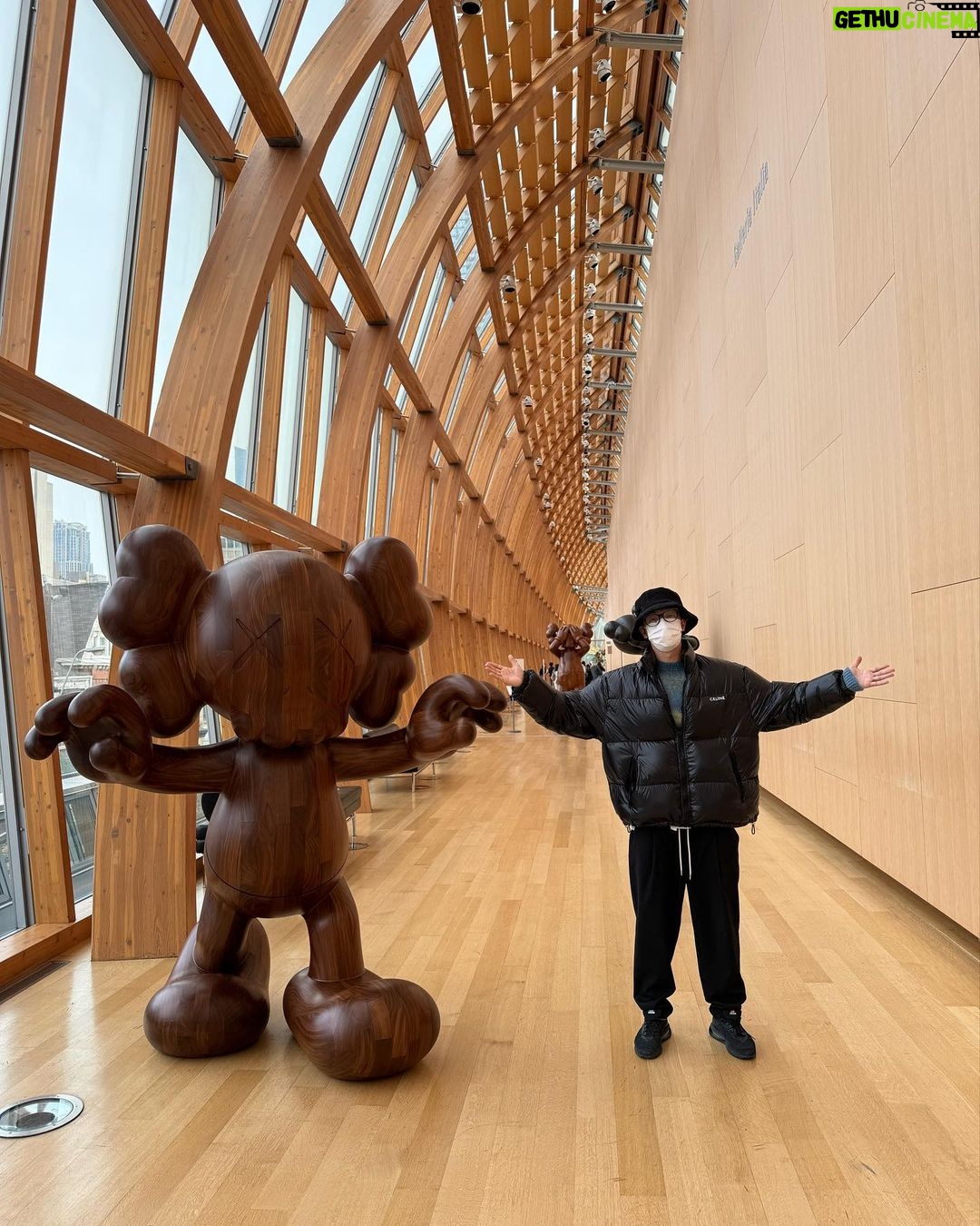 Donghae Instagram - I was so happy to see my favorite exhibition in Toronto. #kawsfamily AGO - Art Gallery of Ontario