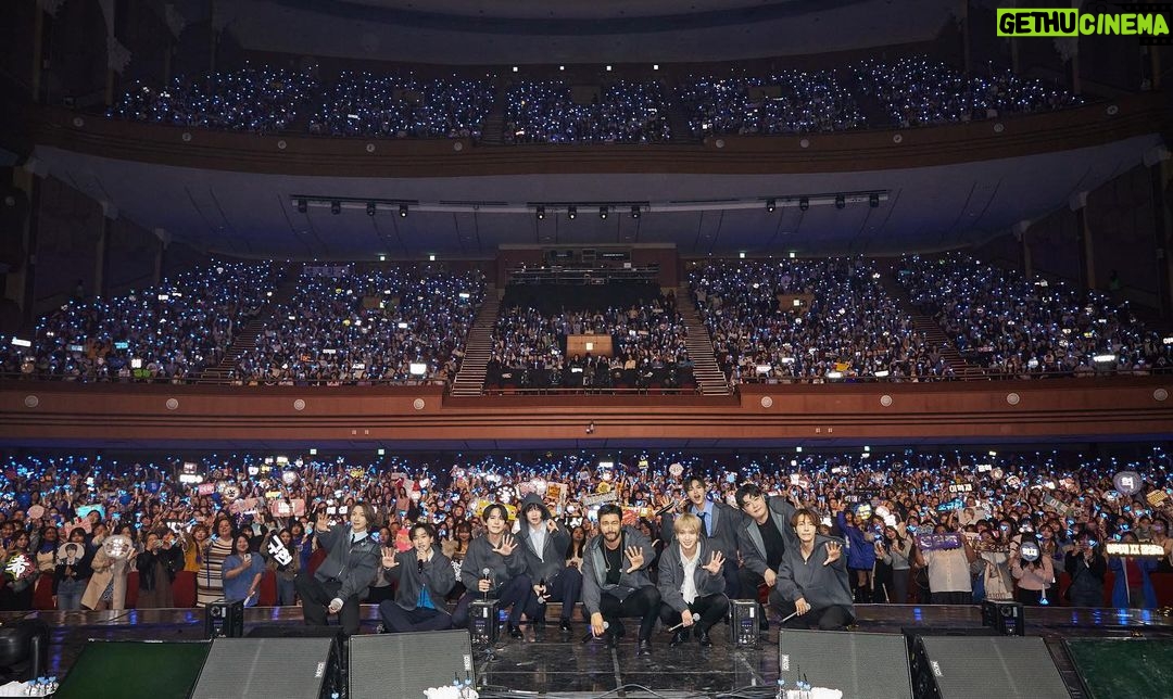 Donghae Instagram - 슈퍼주니어 18주년. 사랑하는 멤버들과 중학교 때부터 지금까지 함께라는 게 너무너무 감사하네요. 그리고 20살 때 ELF를 만나 18년 동안 저희 곁을 지켜줘서 든든하고 감사해요. 영원한 친구 ELF 만나 모든 계절을 함께 보낼 수 있는 것도 감사해요. 앞으로 우리 함께 더 걸어가요 :) ELF를 위해 많은 선물을 준비할게요💙
