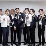 Donghae Instagram - 슈퍼주니어 18주년. 사랑하는 멤버들과 중학교 때부터 지금까지 함께라는 게 너무너무 감사하네요. 그리고 20살 때 ELF를 만나 18년 동안 저희 곁을 지켜줘서 든든하고 감사해요. 영원한 친구 ELF 만나 모든 계절을 함께 보낼 수 있는 것도 감사해요. 앞으로 우리 함께 더 걸어가요 :) ELF를 위해 많은 선물을 준비할게요💙