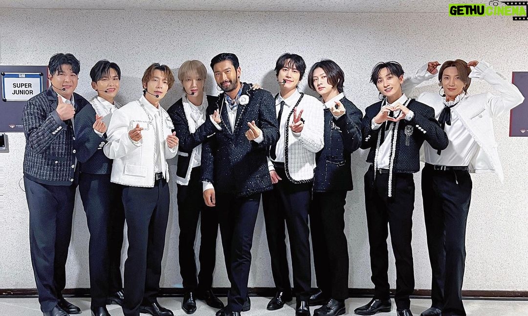 Donghae Instagram - 슈퍼주니어 18주년. 사랑하는 멤버들과 중학교 때부터 지금까지 함께라는 게 너무너무 감사하네요. 그리고 20살 때 ELF를 만나 18년 동안 저희 곁을 지켜줘서 든든하고 감사해요. 영원한 친구 ELF 만나 모든 계절을 함께 보낼 수 있는 것도 감사해요. 앞으로 우리 함께 더 걸어가요 :) ELF를 위해 많은 선물을 준비할게요💙