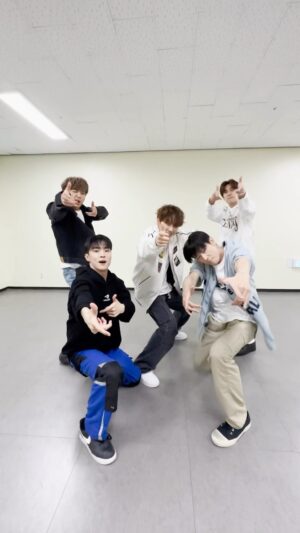 Donghyuk Instagram - 딴따라 챌린지👍 
고마워 주연아 창민아❤️

#iKON #아이콘
#DK #SONG #CHAN
#3RDFULLALBUM #TAKEOFF
#딴따라 #tantara
#THEBOYZ #더보이즈
#JUYEON #Q