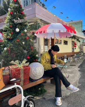 Donghyuk Instagram - Bonjour😘