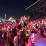 Donnie Wahlberg Instagram - Doesn’t matter how you enjoy the show — as long as you enjoy the show! Not sure who this man is, or what he’s eating, but he looks happy — and it was at the #IowaStateFair so I’m sure it was yummy! 😋😉😂❤️💫🤟🏼 @nkotb @iowastatefair 🤖❤️♾💫✨🤟🏼 📸: @jaredipaul Iowa State Fairgrounds