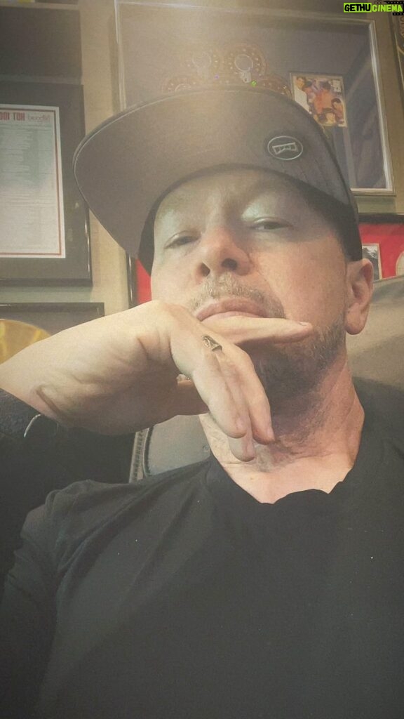 Donnie Wahlberg Instagram - To whomever is struggling with fear today, I know a 15 second reel may not change your life. I also know that it’s not easy to live without fear, worry or anxiety. It’s something that I’ve worked on, and continue to work on, every single day since I was an anxiety riddled little kid. That said, if this reel can give you a little boost, a little bit of hope or even ease your worry for a brief 15 seconds — then it’s worth me sharing! Hang in there! You will make it through — you always do! Sending love your way. #thankfulthursday 🤖❤️♾💫✨🤟🏼 🙏🏼❤️💫 Saint Charles, Illinois