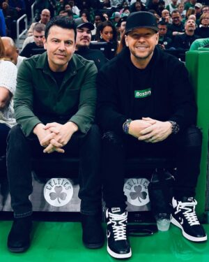 Donnie Wahlberg Instagram - Starting a big week off with a little game time! Let’s go #Celtics! ✅☘️ 
📸@brian_babs_babineau @tdgarden @celtics #StingyReunion