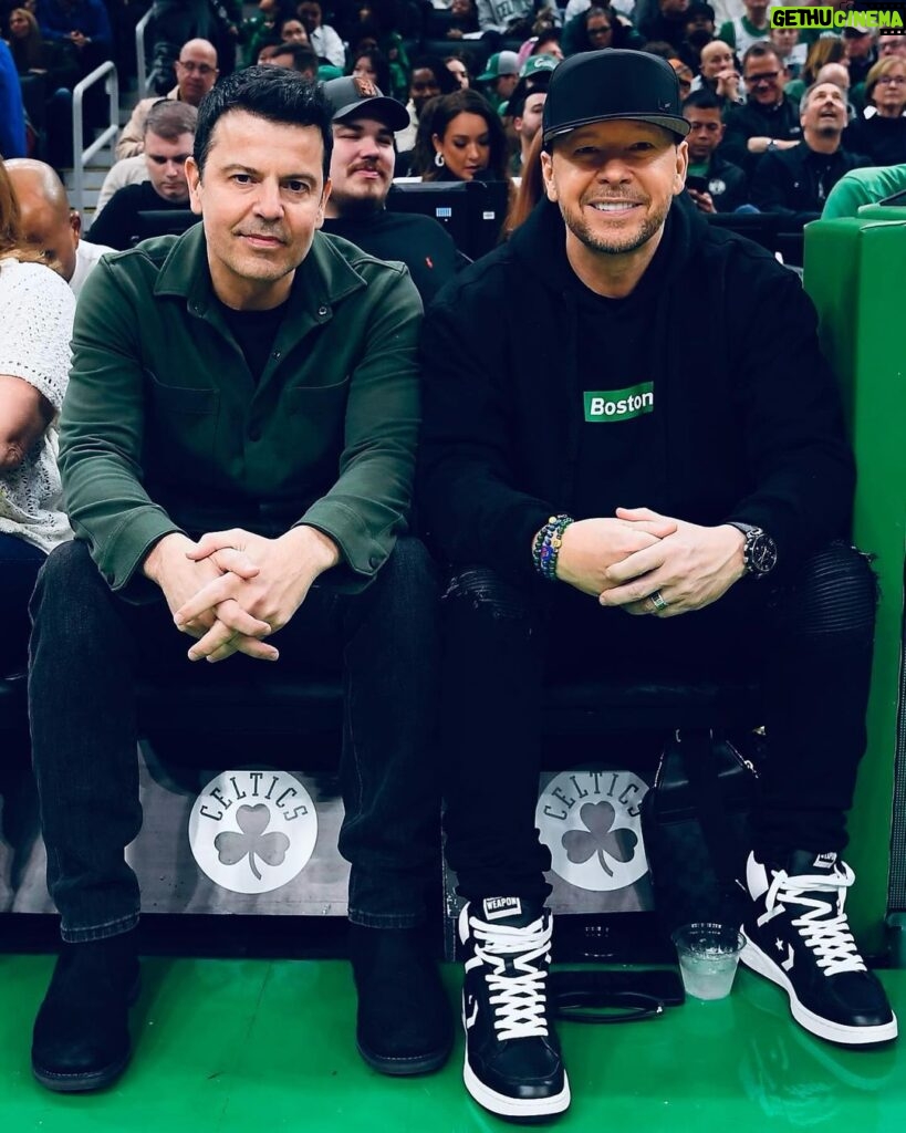 Donnie Wahlberg Instagram - Starting a big week off with a little game time! Let’s go #Celtics! ✅☘️ 📸@brian_babs_babineau @tdgarden @celtics #StingyReunion TD Garden