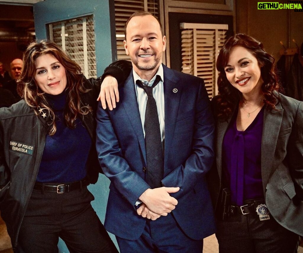 Donnie Wahlberg Instagram - Happy #BlueBloods Friday! So excited for you all to see tonight’s Season Finale, and so incredibly blessed to share the screen with (and to be partners with) my two dear & amazing friends — @marisachicaramirez & @jesposito! Amazing episode!!! Don’t miss it! @bluebloods_cbs @cbstv Boston, Massachusetts