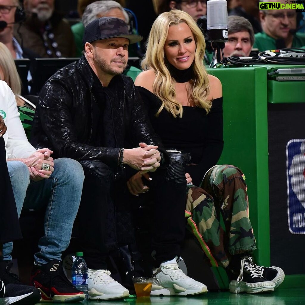 Donnie Wahlberg Instagram - Let’s go #Celtics! Yes, @jennymccarthy is cheering for my team! ☘️❤️👑✨🏆😉 📸: @brian_babs_babineau @celtics @tdgarden TD Garden