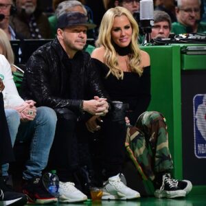 Donnie Wahlberg Instagram - Let’s go #Celtics! Yes, @jennymccarthy is cheering for my team! ☘️❤️👑✨🏆😉
📸: @brian_babs_babineau @celtics @tdgarden