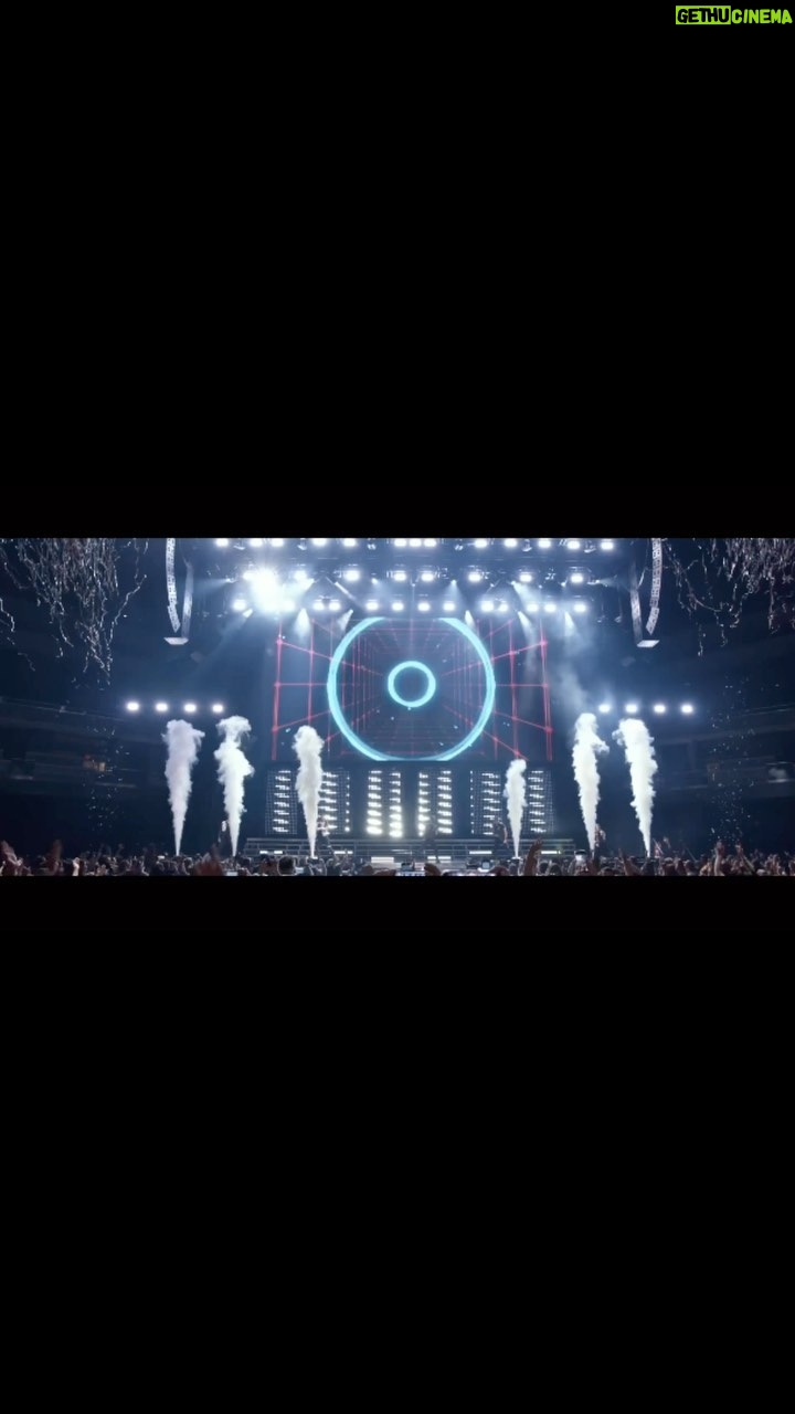 Donnie Wahlberg Instagram - #mondaymotivation Jumping into the new week like πππππ! Wherever you are, whatever youβre doing, fly like confetti at an @nkotb concert! #Blockheads β you got this! Letβs go! π€β€οΈβΎπ«β¨π€πΌ #BHLove #loveeternal #spreadloveandlovewillspread #monday #mondaymood Saint Charles, Illinois