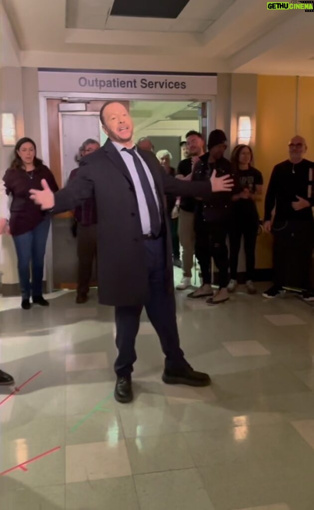 Donnie Wahlberg Instagram - Yesterday — April 4 — was not only #NKOTBReunionDay, it also happened to be the day that we officially wrapped Season 13 of #BlueBloods. I can’t tell you all how fortunate I am to work with such an amazing cast & crew, nor can I ever properly express my gratitude to them and to all of you — our loyal fans & viewers! I can, however, promise to keep working my ass off to show you how incredibly thankful I am for this most wonderful opportunity to be welcomed into your homes (with my TV family) each week, to be part of your lives and to have you as part of mine — and to be so blessed to do what I love to do everyday. Thank you! On to Season 14! See you in July! Let’s go! @bluebloods_cbs @cbstv 🤖❤️♾💫✨🤟🏼 🎥: @thereggieice Brooklyn, New York