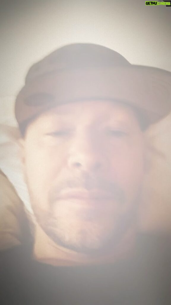 Donnie Wahlberg Instagram - Live, love and laugh (even at yourself), as much as you can! Life is short! Have the greatest day ever! 🤖❤️♾💫✨🤟🏼🎉 #firstandlastletter #challenge #reels #funny Brooklyn, New York