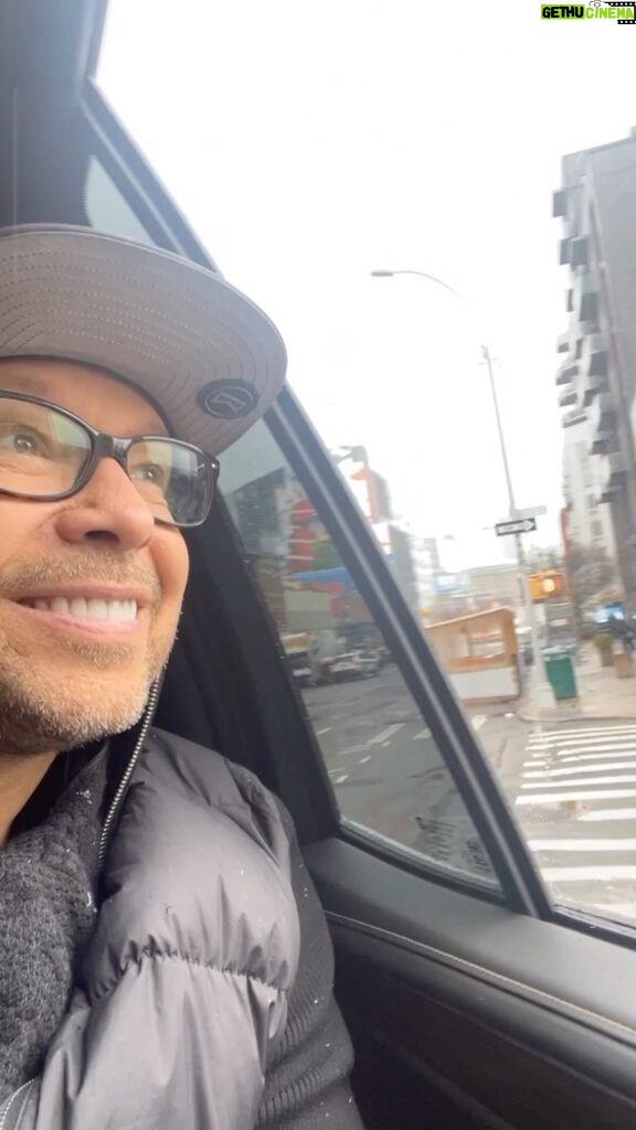 Donnie Wahlberg Instagram - Nothing like snow flakes in March! Keep the faith — and be safe — spring time is on the way. #Happy #Tuesday 🤖❤️♾💫✨🤟🏼❄️🌨️⛅️🌤️☀️🌞😎