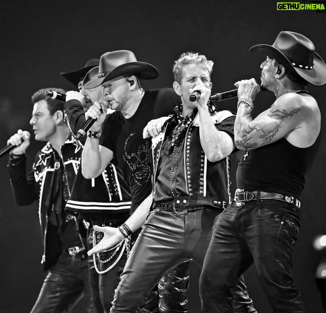 Donnie Wahlberg Instagram - #Cowberg & The Cowboys! Thank you Houston! Thank you Houston Rodeo! Thank you Blockheads! One for the ages! Love you always! π€β€οΈβΎπ«β¨π€πΌπ€ πΈ: Houston Rodeo Houston Livestock Show & Rodeo
