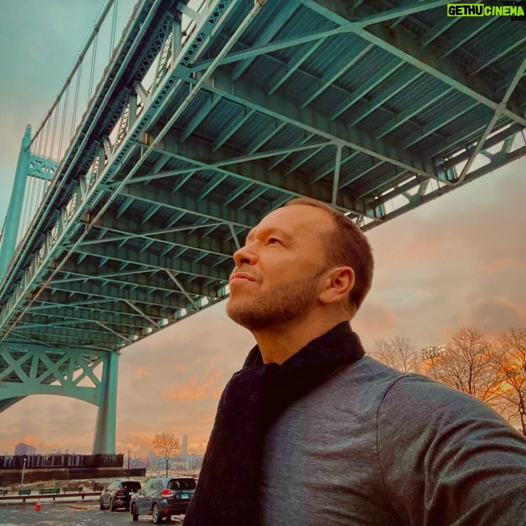 Donnie Wahlberg Instagram - #thankfulthursday If my posting about gratitude ever gets old, or seems redundant to anyone — I apologize and I thank you still. Love is love! 🙏🏼❤️💫✨🤟🏼 #thankful #gratitude #spreadloveandlovewillspread 🤖❤️♾💫✨🤟🏼 ps - I love this song so much. 😎 Brooklyn, New York