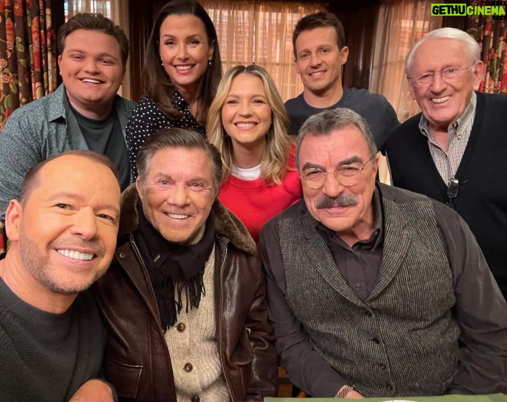 Donnie Wahlberg Instagram - #MagnumMonday! It’s a mini Magnum PI reunion, on the set of #BlueBloods this week, with guest star Larry Manetti & Tom Selleck — together again. Wishing the late greats Roger E Mosley & John Hillerman could be here, too. 🙏🏼❤️🕊️ #Legends #MagnumPI #BlueBloods #Family Brooklyn, New York