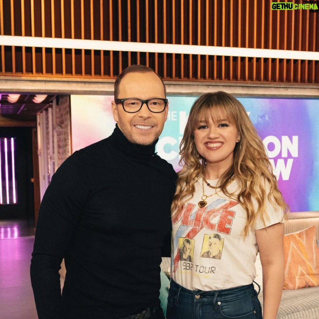 Donnie Wahlberg Instagram - So excited to join @kellyclarkson and @thalia on The @kellyclarksonshow tomorrow - in anticipation of The #BlueBloods season premiere! Blockheads - check local listings! See you then! #kellyclarkson #kellyclarksonshow ❤️💙