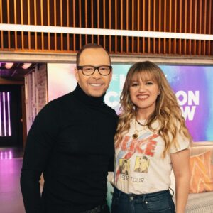 Donnie Wahlberg Instagram - So excited to join @kellyclarkson and @thalia on The @kellyclarksonshow tomorrow - in anticipation of The #BlueBloods season premiere! Blockheads - check local listings! See you then! #kellyclarkson #kellyclarksonshow ❤️💙