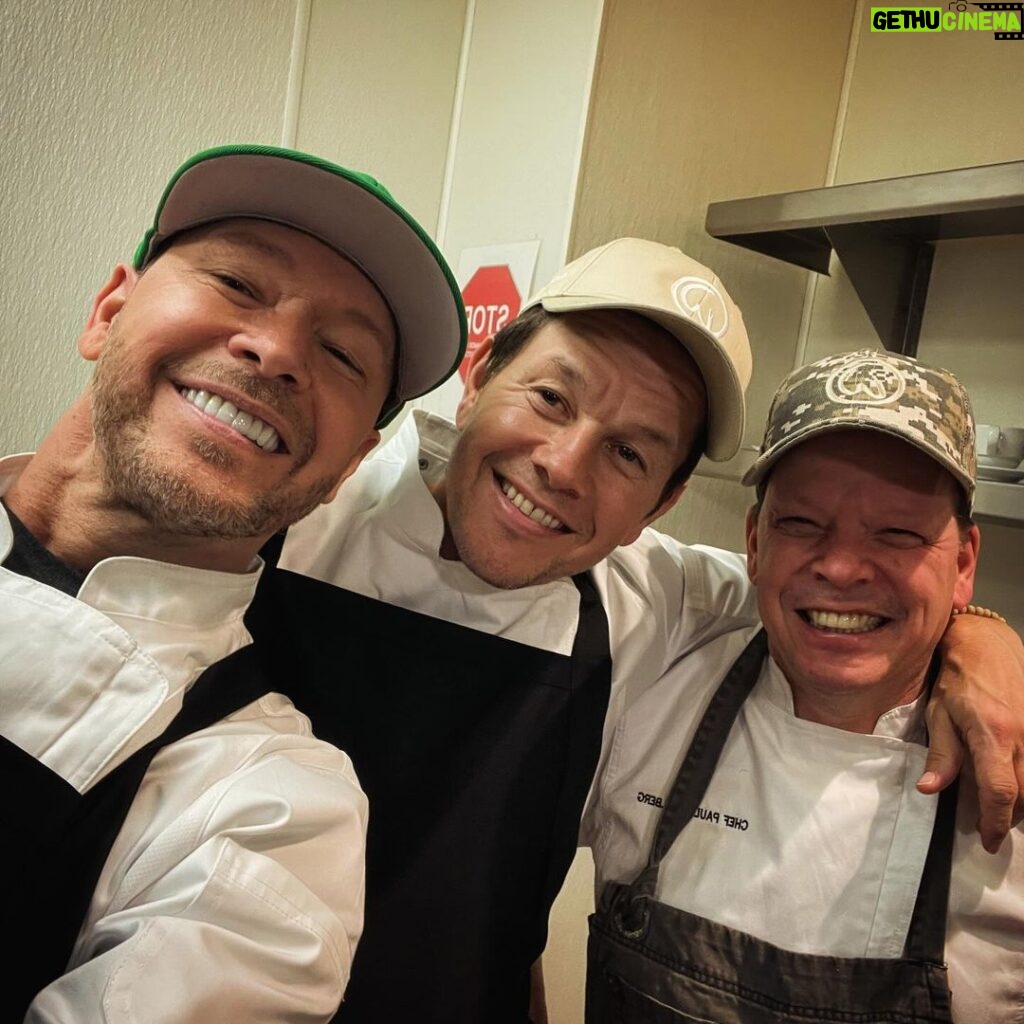 Donnie Wahlberg Instagram - Cooking something up, in the kitchen, with these two! #family ❤️ @wahlburgers @markwahlberg @chefpaulwahlberg Mandalay Bay Resort and Casino
