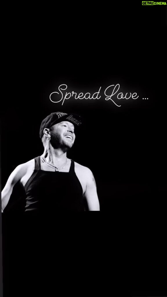Donnie Wahlberg Instagram - #mondaymotivation — Spread Love And Love Will Spread! Nothing else we can do, will ever mean more. 🤖❤️♾💫 #reels #spreadlove #spreadloveandlovewillspread Brooklyn, New York