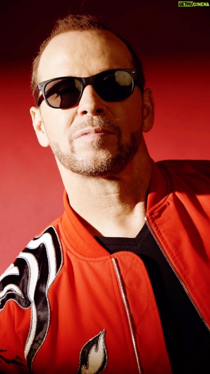 Donnie Wahlberg Instagram - #Happy #Friday #spreadloveandlovewillspread π€β€οΈβΎπ«ππ₯ππ #reels