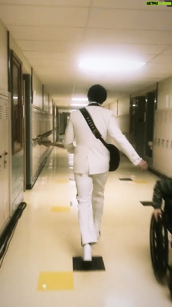 Donnie Wahlberg Instagram - #throwbackthursday getting ready to rock out with the Boys In The Band, aka @nkotb, while trying to not break my ankles in those 70’s heels! A few cool cameos in this #reels — keep an eye out. 🤖❤️♾💫 😂🕺🏼😎😜