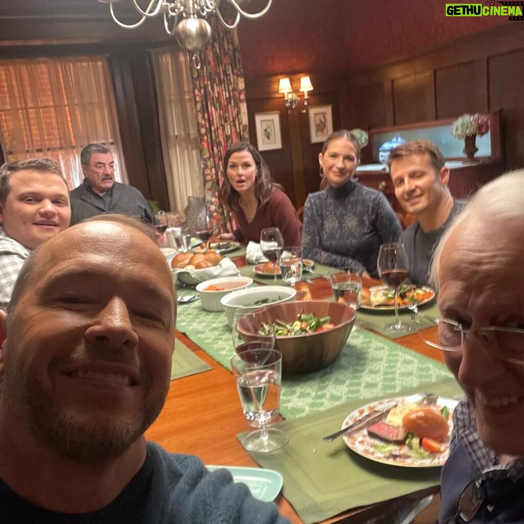 Donnie Wahlberg Instagram - About to sit down with the family for dinner! Who’s hungry for more Blue Bloods? #BlueBloods #friday 💙❤️ @bluebloods_cbs Brooklyn, New York